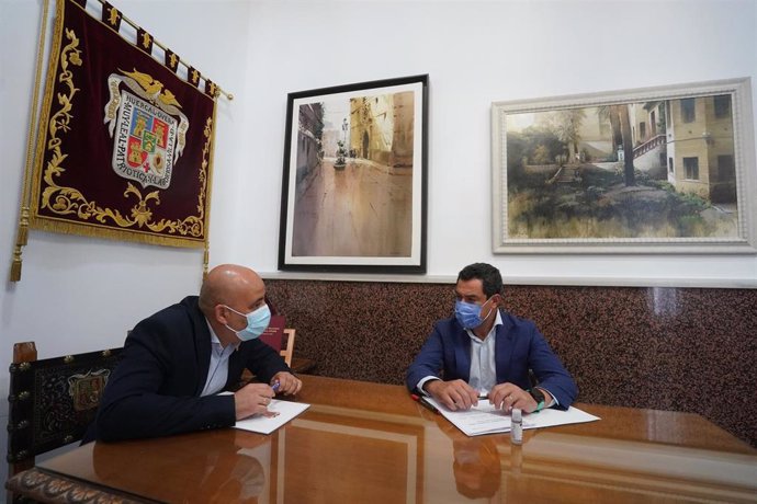 El presidente de la Junta de Andalucía, Juanma Moreno, se reúne con el alcalde de Huércal-Overa, Domingo Fernández.