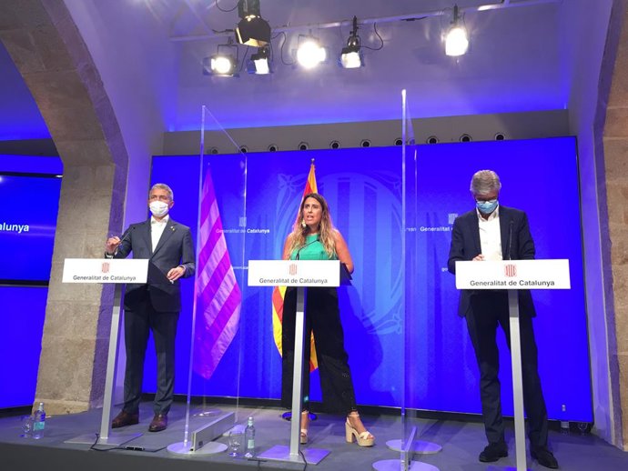 El conseller d'Educació, Josep Gonzlez-Cambray (e), la portaveu del Govern, Patrícia Plaja, i el conseller de Salut, Josep Maria Argimon (d), en la roda de premsa