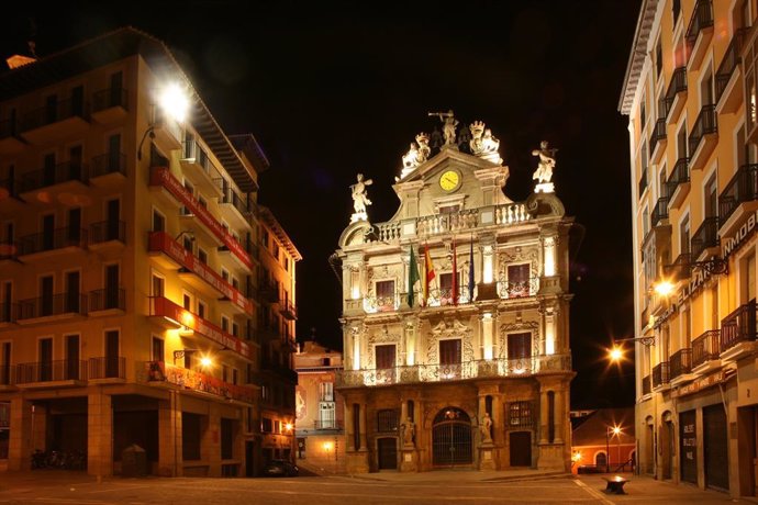 Archivo - La fachada del Ayuntamiento de Pamplona.