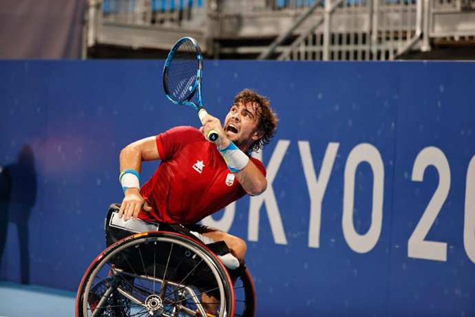 Daniel Caverzaschi golpea una bola durante su partido ante el belga Joachim Gerard en los octavos de final de los Juegos Paralímpicos de Tokio