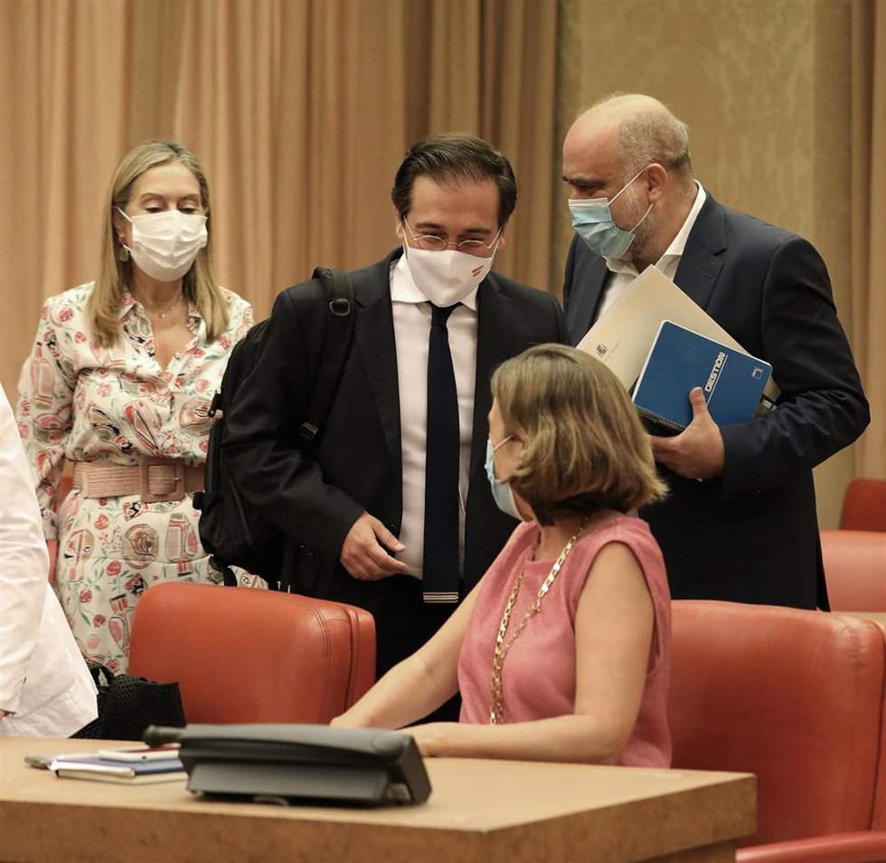 La vicesecretaria de Política Social del Partido Popular, Ana Pastor; ministro de Asuntos Exteriores, Unión Europea y Cooperación, José Manuel Albares; y la portavoz del Grupo Popular en el Congreso, Cuca Gamarra.