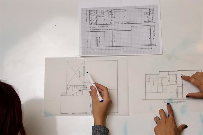 Archivo - Dos arquirtectas hacen un plano de una vivienda.