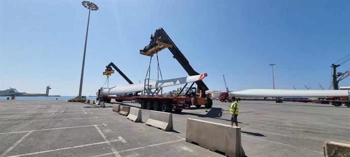 El Puerto de Almería recibe palas de aerogeneradores para su transporte a Alemania.