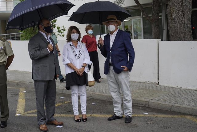 Los padres de Diego Salvà, junto al alcalde de Calvià, Alfonso Rodríguez, en el homenaje realizado en el municipio a los guardias civiles asesinados por ETA en Mallorca.