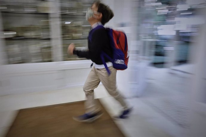 Archivo - Un niño en el hall del Colegio Privado Alameda de Osuna en el primer día del curso escolar 2020-2021, en Madrid (España) a 7 de septiembre de 2020. Los colegios públicos comenzarán mañana, 8 de septiembre, las clases de forma escalonada, que e