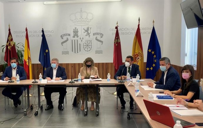 El consejero de Fomento e Infraestructuras, José Ramón Díez de Revenga (3dcha.), durante la reunión de la Comisión técnica de la Sociedad Murcia Alta Velocidad, presidida por la presidenta de ADIF, María Luisa Domínguez