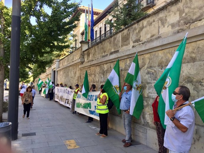 Concentración de los regantes de la Asociación Verde-Seco-Jate frente a la Junta