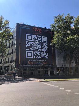 Código QR instalado en la plaza de la Independencia en Madrid para acceder a 'La gran consulta' de RTVE
