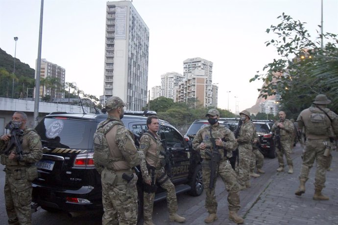 Archivo - 09 July 2021, Brazil, Rio de Janeiro: Federal Police officers take part in an operation in Rocinha favela, in the South Zone of Rio, looking for international arms traffickers. Photo: Jose Lucena/TheNEWS2 via ZUMA Wire/dpa