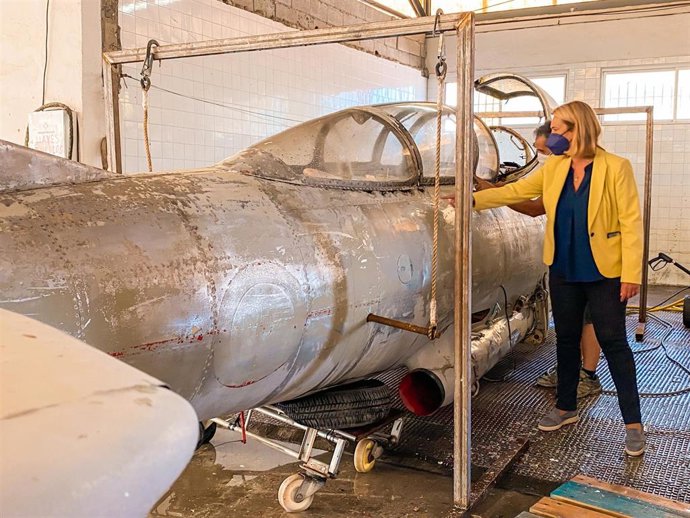 La alcaldesa de Motril, Luisa García Chamorro, junto al avión Saeta