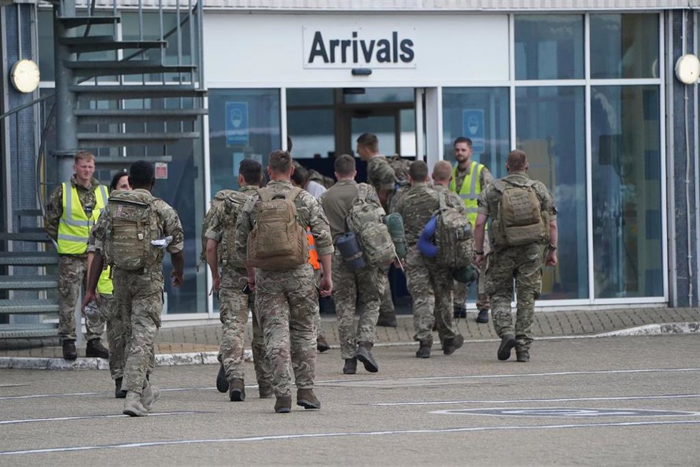 Miembros de las Fuerzas Armadas de Reino Unido en el aeropuerto de la capital de Afganistán, Kabul.