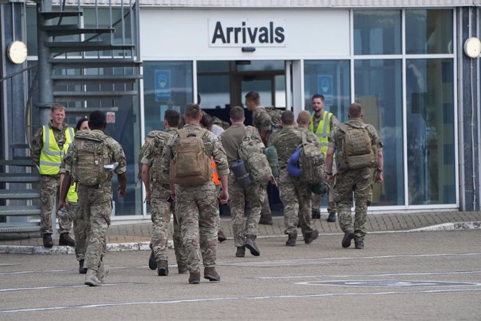 29 August 2021, United Kingdom, Carterton: Members of the British armed forces 16 Air Assault Brigade walk to the air terminal after departing a flight from Afghanistan at RAF Brize Norton, Oxfordshire, following their return from helping in operations 