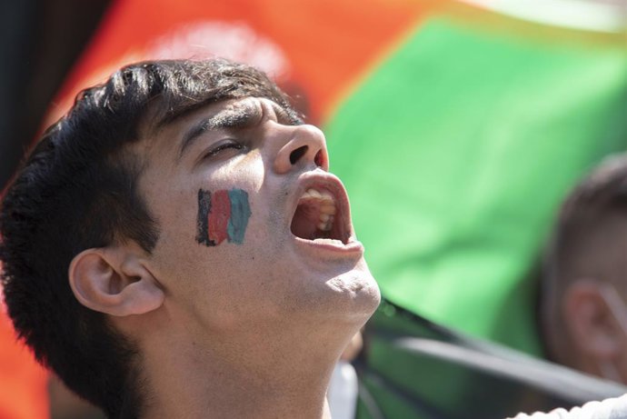 19 August 2021, Greece, Athens: Ademonstrator shouts slogans during a protest in front of the parliament on Syntagma Square to protest over the recent takeover of their home country by the Taliban. Photo: Nikolas Georgiou/ZUMA Press Wire/dpa