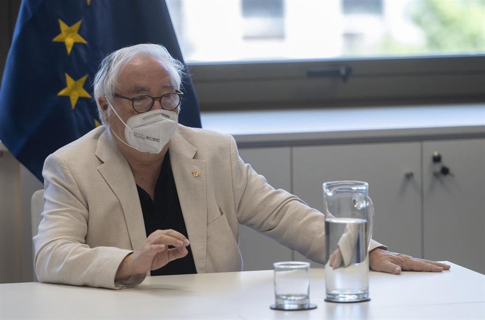 Archivo - El ministro de Universidades, Manuel Castells, durante una entrevista para Europa Press en la sede del Ministerio este mes de julio