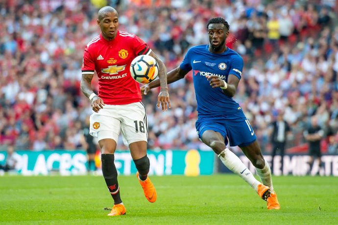 Archivo - Ashley Young of Manchester United and Tiemoué Bakayoko of Chelsea during the The FA Cup Final match between Chelsea and Manchester United at Wembley Stadium, London, England on 19 May 2018. Photo by Salvio Calabrese.