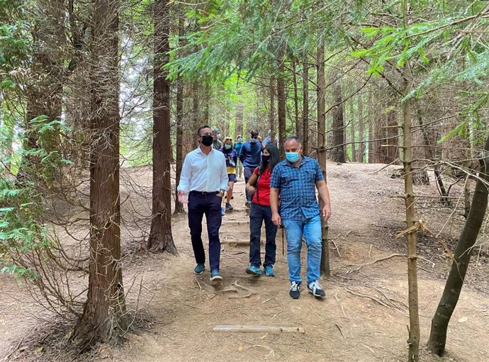 El consejero de Desarrollo Rural y Medio Ambiente, Guillermo Blanco (izda), participa junto con el alcalde de Cabezón de la Sal, Víctor Reinoso, en una ruta de 'Naturea' por el Bosque de Secuoyas