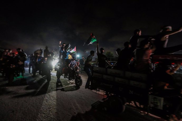 28 August 2021, Palestinian Territories, Gaza City: Palestinian protesters take part in a demonstration along the border between the Gaza Strip and Israel east of Gaza City denouncing the Israeli blockade of the Palestinian sector. Photo: Mohammed Talat