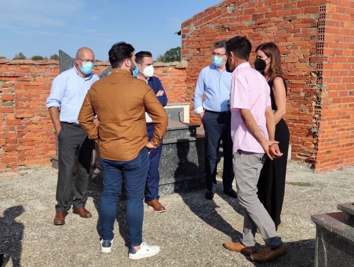 Francisco Igea, En El Cementerio De Villadangos Del Páramo (León) Tras La Reunión Mantenida Con Representantes Del Municipio.
