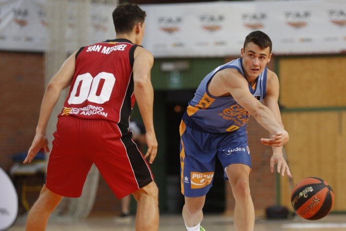 Rodrigo San Miguel (Zaragoza) y Neno Dimitrijevic (Valencia Basket) en un partido amistoso de pretemporada en agosto de 2021