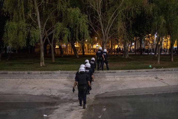 Varios agentes de Mossos d' Esquadra, en el parque de la Espanya Industrial, durante las fiestas del barrio barcelonés de Sants. 