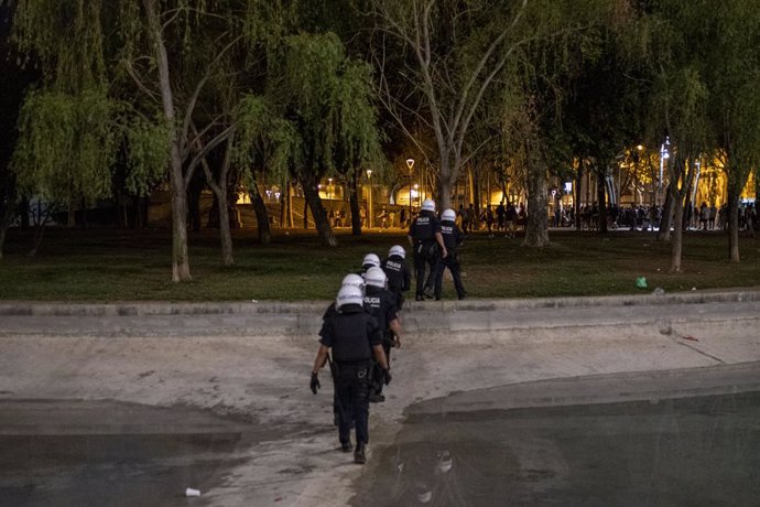 Diversos agents de Mossos d' Esquadra, al parc de l'Espanya Industrial, durant les festes del barri barceloní de Sants. 
