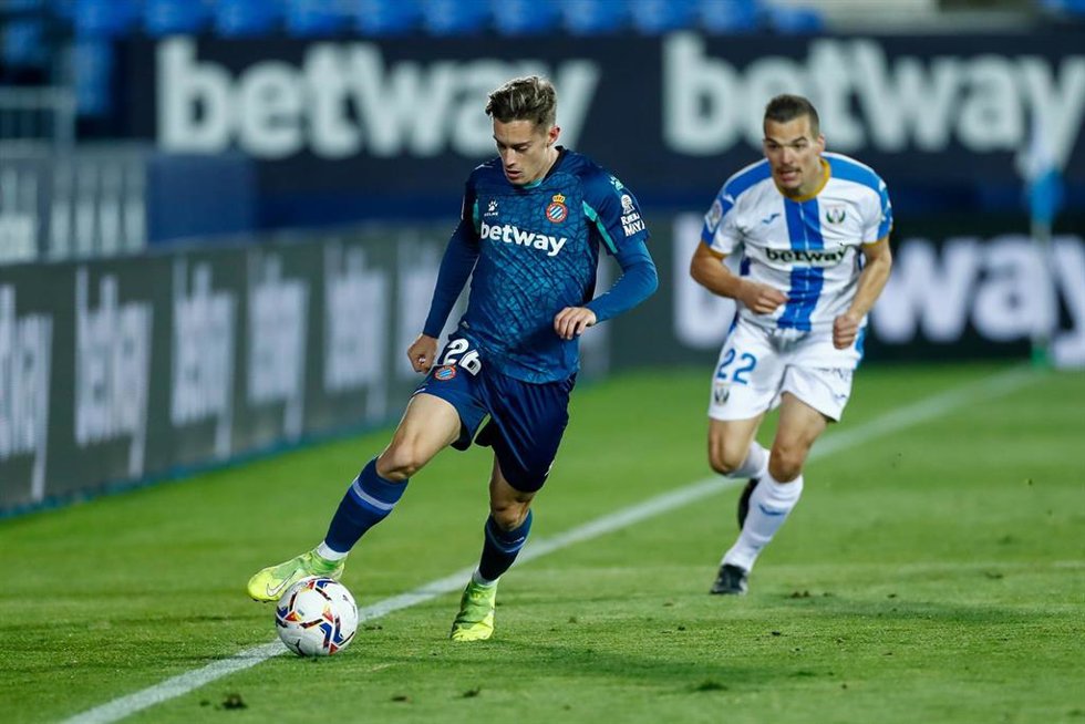 Archivo - Pol Lozano of Espanyol and Kevin Bua of Leganes in action during the spanish second league, Liga SmartBank, football match played between CD Leganes and RCD Espanyol de Barcelona at Butarque stadium on november 26, 2020, in Leganes, Madrid, Sp