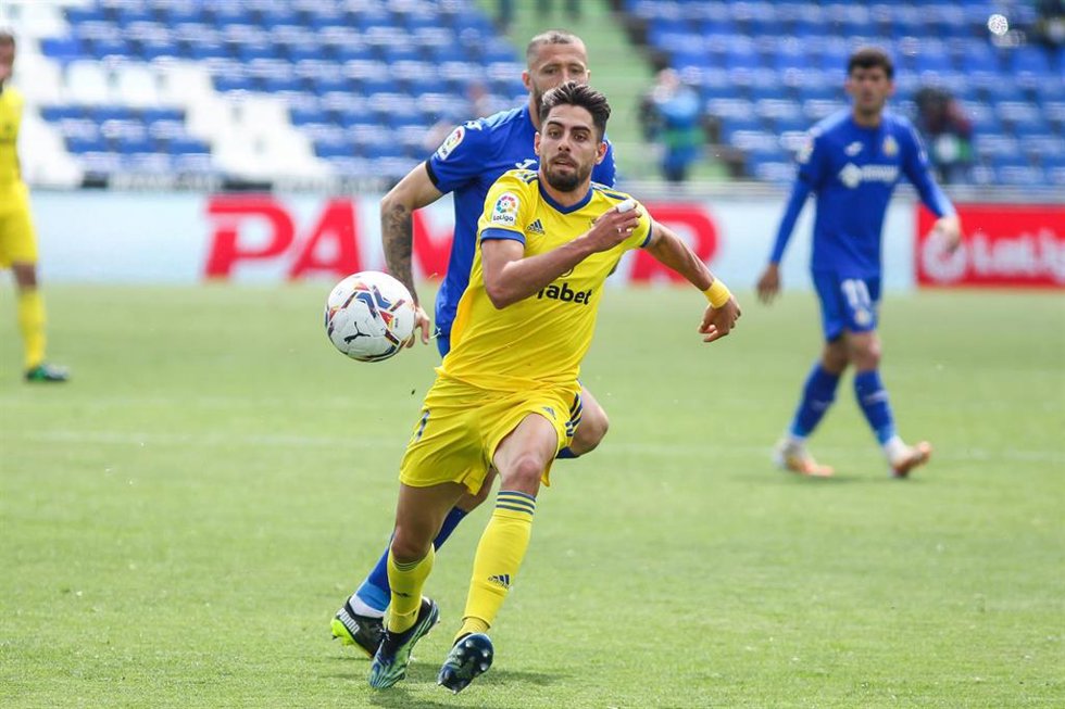Archivo - Ruben Sobrino of Cadiz in action during La Liga football match played between Getafe CF and Cadiz CF at Coliseum Alfonso Perez on April 10, 2021 in Getafe, Madrid, Spain.