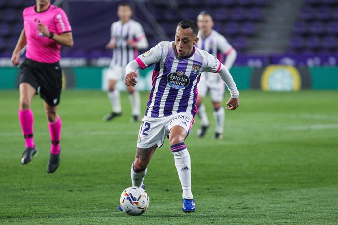 Archivo - Fabian Orellana of Real Valladolid in action during La Liga football match played between Real Valladolid and Real Madrid at Jose Zorrilla stadium on February 20, 2021 in Valladolid, Spain.