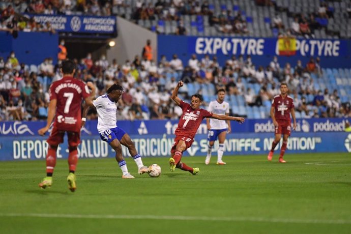Jugada del partido entre el Real Zaragoza y el FC Cartagena en La Romareda, con victoria del equipo visitante (0-1) en la Jornada 3 de LaLiga SmartBank 2021/22