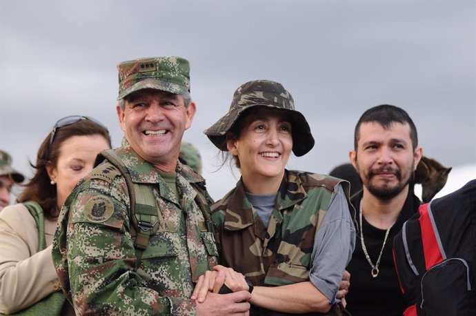 El general del Ejército de Colombia, Mario Montoya, junto a Ingrid Betancourt, quien fuera rehén de las FARC.