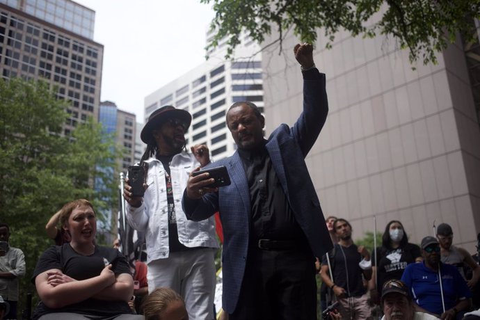 Archivo - 25 June 2021, US, Minneapolis: People gather outside the Hennepin County courthouse during the sentencing proceedings of former police officer Derek Chauvin, who was convicted for murdering African-American George Floyd. Chauvin was sentenced 
