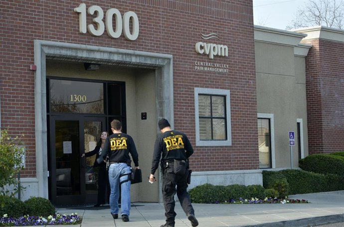 Archivo - Agentes de la Administración de Drogas de EE. UU