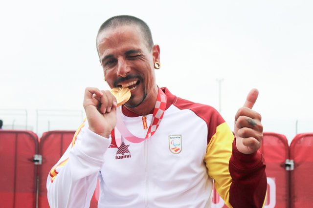 Sergio Garrote con su medalla de oro en la crono de bicis de mano H2 de los Juegos Paralímpicos de Tokio