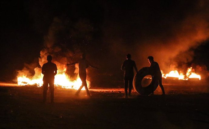 30 August 2021, Palestinian Territories, Gaza City: Palestinian protesters burn tyres during a demonstration along the border between the Gaza Strip and Israel east of Gaza City denouncing the Israeli blockade of the Palestinian sector. Photo: Ahmed Zak