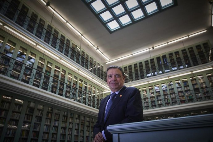 El ministro de Agricultura, Pesca y Alimentación, Luis Planas, posa después de una entrevista para Europa Press, en la sede del ministerio, a 26 de agosto de 2021, en Madrid (España).