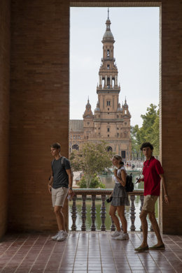 Turistas pasean por la Plaza de España. 