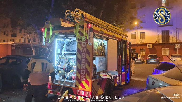 Bomberos desplazados hasta el barrio de El Tardón.