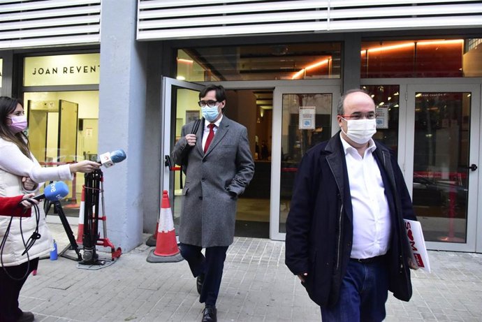 Archivo - El ministro de Sanidad, Salvador Illa (i), y el primer secretario del PSC, Miquel Iceta (d), salen de la sede del PSC Catalunya, en la calle Pallars, para dirigirse a la sede del PSC Barcelona, en Barcelona, Cataluña (España), a 30 de diciembr