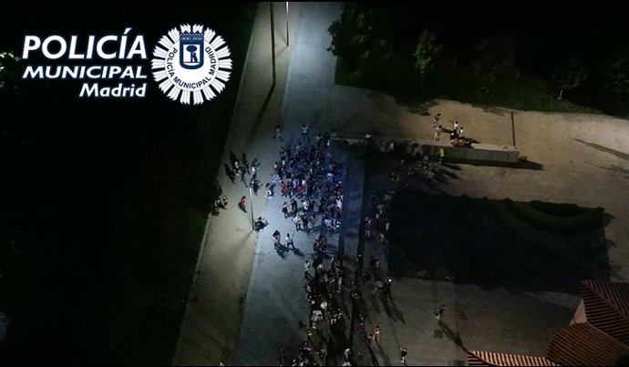 Archivo - Policía Municipal de Madrid vigila con drones botellones en las calles