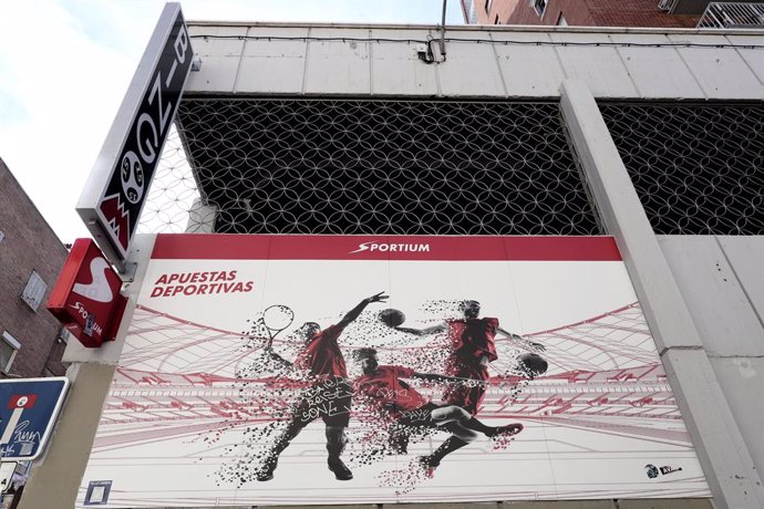 Archivo - Cartel publicitario de un juego de un local de apuestas deportivas de Sportium, en Madrid, a 3 de octubre de 2019.