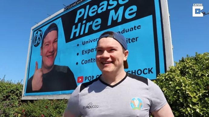 Hombre de 24 años invierte en una valla publicitaria para encontrar trabajo