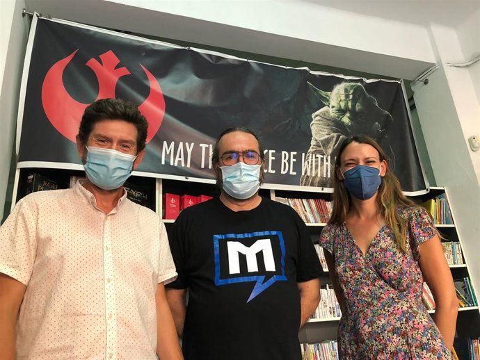 El concejal de Participación Ciudadana de Palma, Alberto Jarabo; el propietario de la librería Metrópolis, Bernardo López; y la directora general de Participación Ciudadana, Claudia Costa.