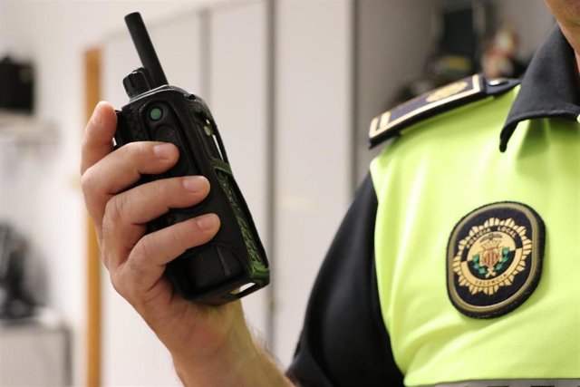 Archivo - Agente de la Policía Local de València en imagen de archivo
