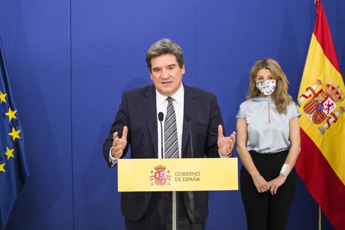 Archivo - El ministro de Inclusión, Seguridad Social y Migraciones, José Luis Escrivá, durante la firma del V Acuerdo Social en Defensa del Empleo, a 27 de mayo de 2021, en el Ministerio de Trabajo y Economía Social, Madrid, (España)