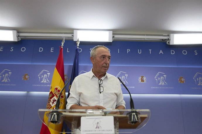 El portavoz de Compromís en el Congreso, Joan Baldoví, durante una rueda de prensa previa a la Diputación Permanente, en la sala de prensa del Congreso de los Diputados, a 25 de agosto de 2021, en Madrid (España). 