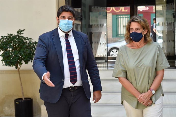 La ministra para la Transición Ecológica y el Reto Demográfico, Teresa Ribera, y el presidente de la Región de Murcia, Fernando López Miras, durante su encuentro el 25 de agosto en el Palacio de San Esteban para abordar el estado del Mar Menor