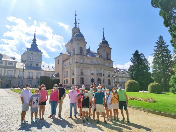 Participantes del programa 'Viajero, yo te enseñaré Segovia' en el Real Sitio de San Ildefonso.