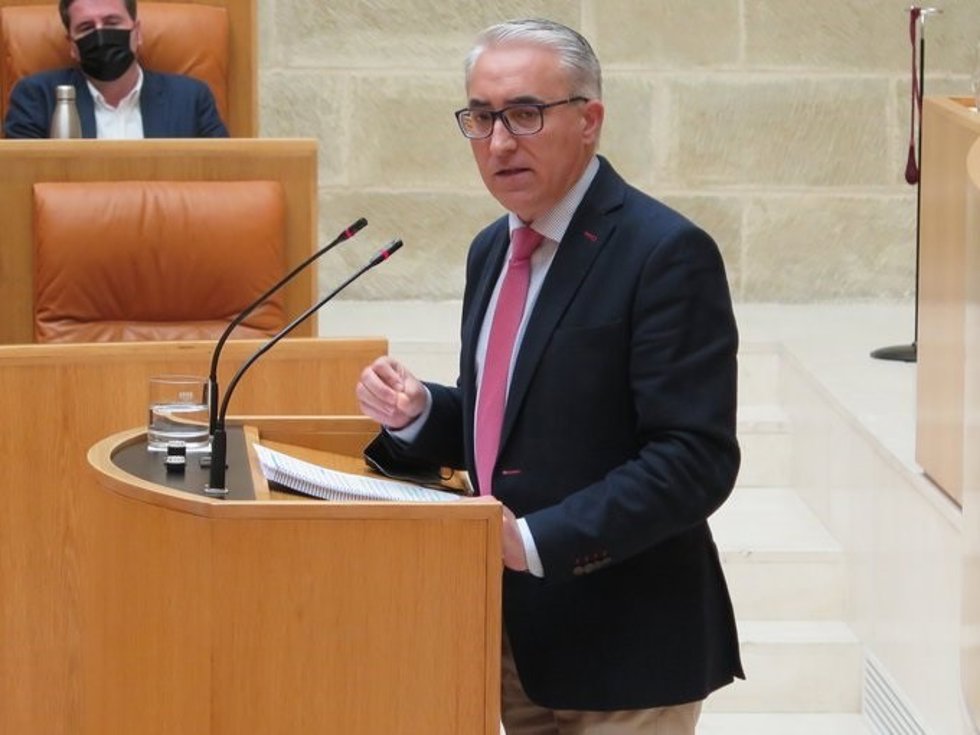 Archivo - El portavoz del PP en el Parlamento, Jesus Ángel Garrido, interviene en el pleno ante la mirada del coordinador de la formación, Diego Bengoa