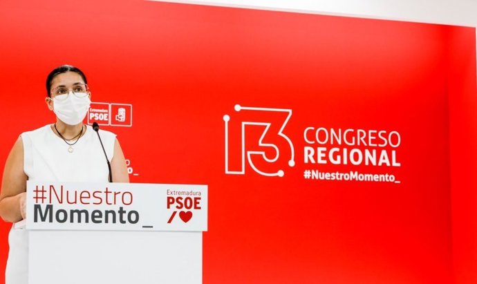 La secretaria de Organización del PSOE extremeño, Marisol Mateos, en rueda de prensa para informar sobre el calendario del 13 Congreso Regional de la formación