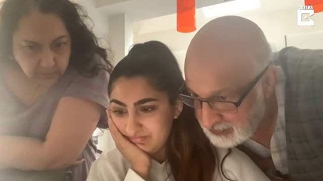 La emoción de estos padres reaccionando a las notas del máster de su hija quedó registrada en vídeo